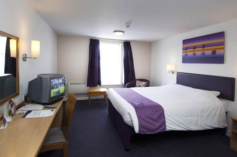 Premier Inn Milton Keynes South West Esterno foto